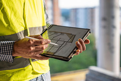 Construction Support - Fast answers during delivery - Tap Hydraulic staff working with tablet on construction site